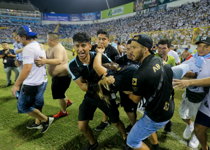 Avalancha humana dejó 12 muertos en un estadio de fútbol en El Salvador