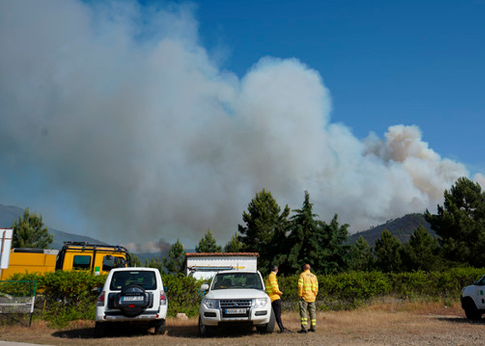 Infernales llamas de incendio en España saca de su casa a 700 personas 