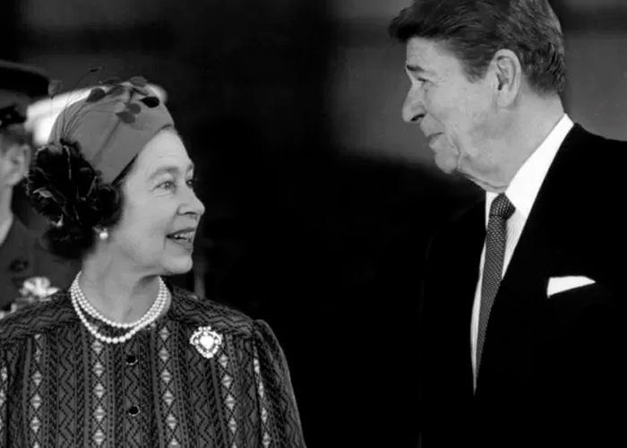 La difunta reina Isabel acompañada por el entonces presidente de los Estados Unidos, Ronald Reagan