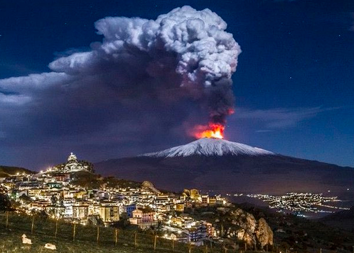 El volcán más activo de Europa entra en erupción ¡cubrió de cenizas Sicilia!