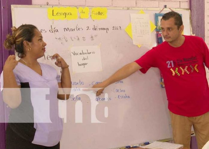 Foto: Lenguaje de señas, enseñanza en colegio de Managua / TN8
