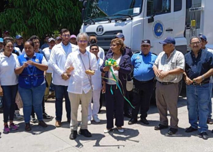Embajador Nakamura entrega camión compactador de desechos en San Juan de Limay
