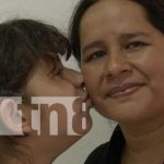Foto: Madre premiada con Crónica TN8