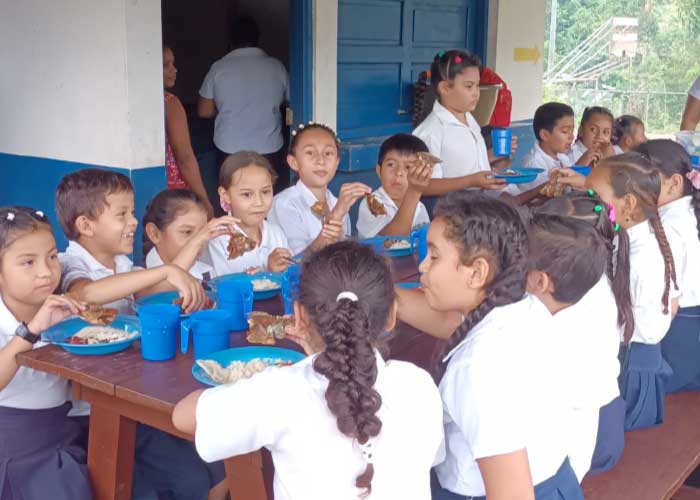 Colegio es visitado para conocer la crianza de tilapias para acompañar la merienda escolar