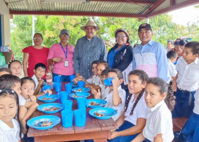 Colegio es visitado para conocer la crianza de tilapias para acompañar la merienda escolar