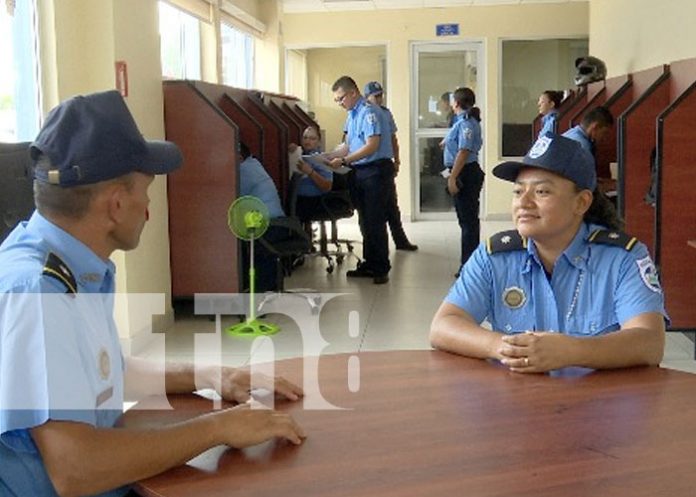 Foto: El impecable papel de la mujer en la Policía Nacional / TN8