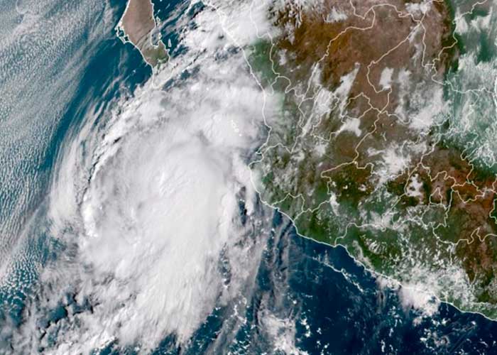 NASA lanza dos satélites para monitorear huracanes