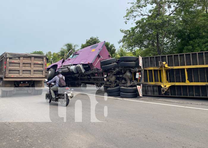 Foto: Mortal accidente de tránsito con camión que cayó encima de un vehículo en Chichigalpa, Chinandega / TN8