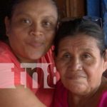 Foto: Madre recibe premios con Crónica TN8