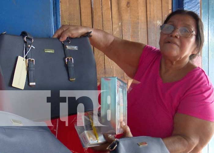 Foto: Madre recibe premios con Crónica TN8