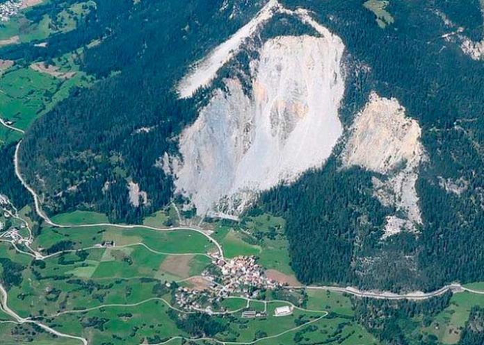 Inminente avalancha amenaza con dejar enterrado a un pueblo en Suiza