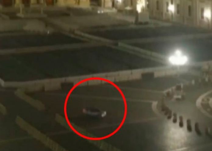 Hombre irrumpe en el Vaticano con su carro a toda velocidad tras ver al 