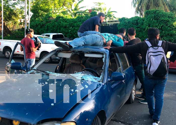 Foto: Managua: Motociclista termina en el techo de un vehículo tras impactar con el mismo / TN8