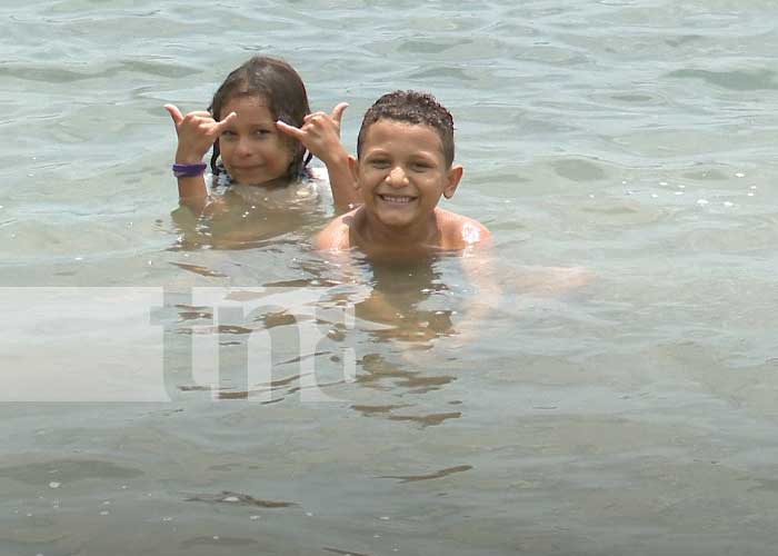 Foto Familias disfrutan de cálidas aguas de la laguna de Xiloá este fin de semana / TN8 