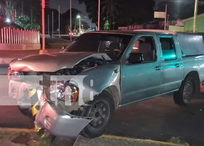 ¿Rápidos y furiosos en Nicaragua?, carro queda "encaramado" en un cable en Managua