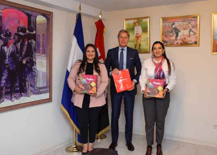 Embajador de Nicaragua recibe visita de la aerolínea colombiana Avianca