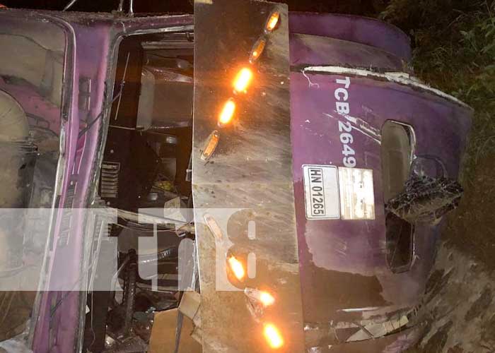Conductor y ayudante salen ilesos en vuelco de furgón en Carretera a Dipilto
