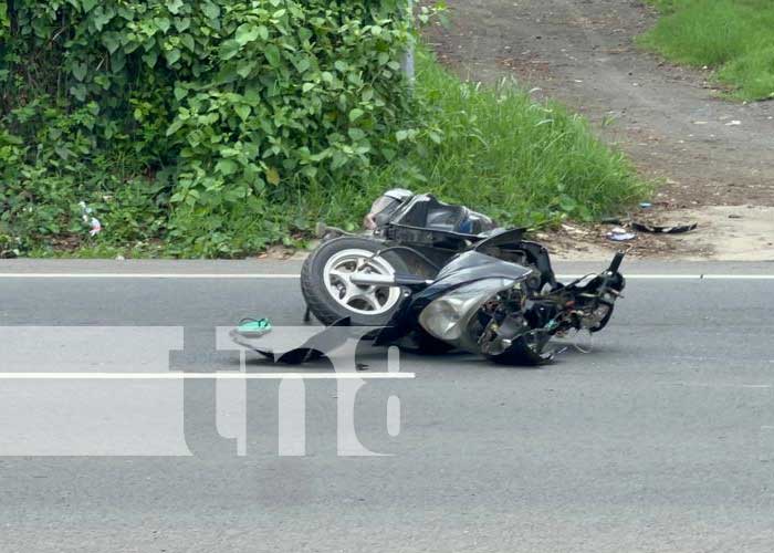 Foto: Motociclista grave al chocar contra rastra en Diriamba / TN8