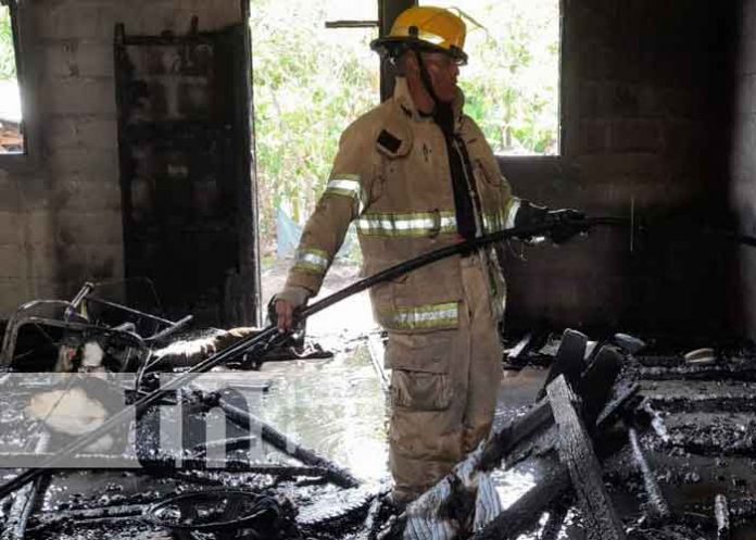 Foto: Incendio deja sin hogar a una familia en el Guayabo, Madriz / TN8