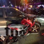 Foto: Irrespeto a luz roja deja heridos: Motociclista y acompañante en choque vial / TN8
