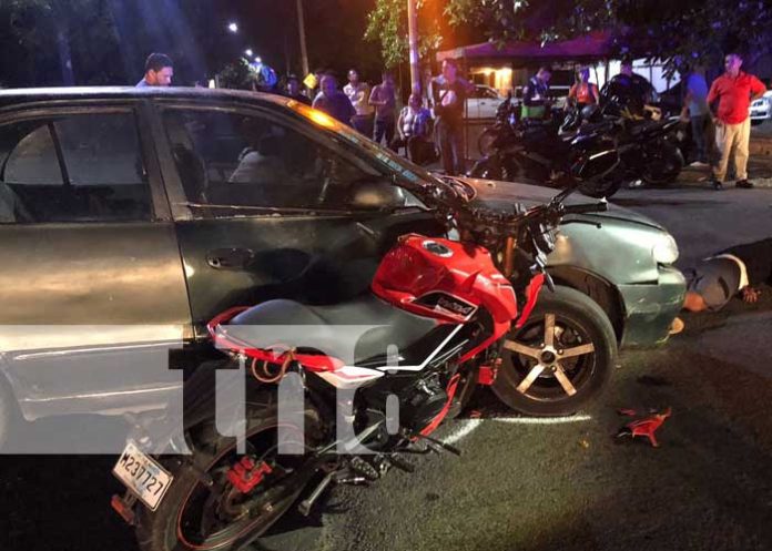 Foto: Irrespeto a luz roja deja heridos: Motociclista y acompañante en choque vial / TN8