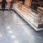 Un escobazo a los ladrones, empleada se defiende de un robo en panadería
