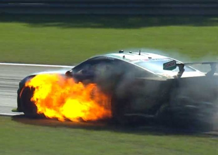 Foto: El Supercars Championship 2023 arde, pero Cam Waters escapa ileso / Cortesía