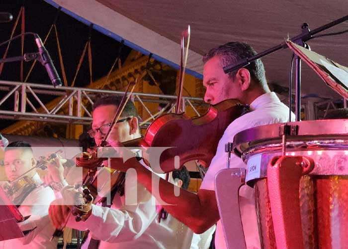 Foto: Familias leonesas se deleitaron con hermosas melodías del músico José de la Cruz Mena / TN8