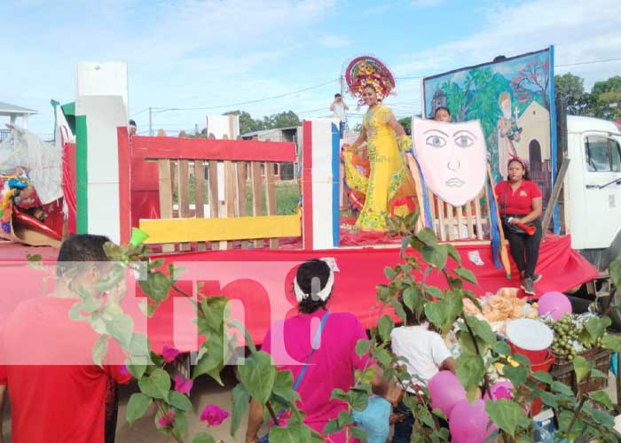 Foto:Realizan desfile de carrozas de candidata a reina de fiestas patronales de Nandaime / TN8