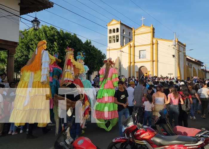 Foto: Familias de León disfrutaron del espectacular desfile de gigantonas y toros / TN8