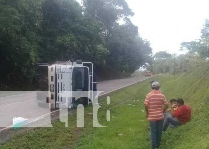 Camión lechero se vuelca en la Carretera Río Blanco-Mulukukú