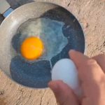 ¡Solo mate! Tiktoker cocino un huevo con el calor del sol en la calle