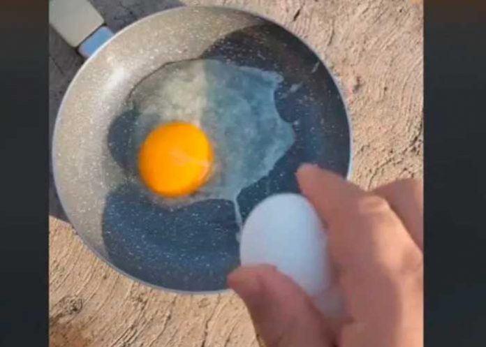 ¡Solo mate! Tiktoker cocino un huevo con el calor del sol en la calle