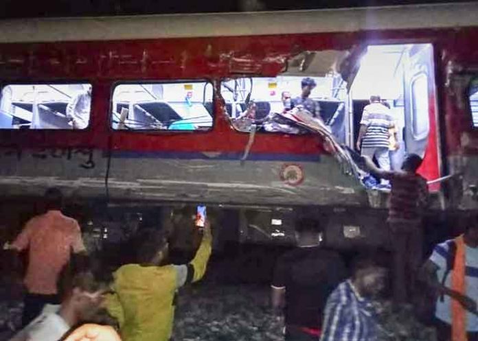 Foto: Aumenta a 280 personas muertas en triple choque ferroviario en la India / Cortesía