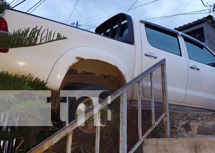 Conductor termina con su camioneta en el techo de una casa en Somoto