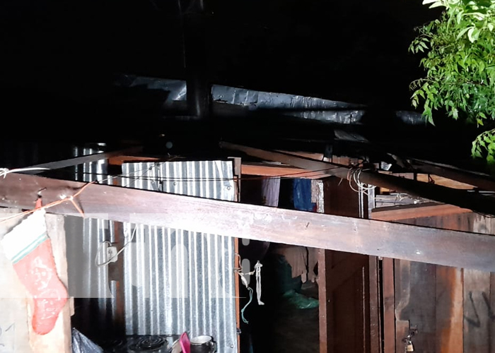 Fuertes vientos acaban con el techo de una vivienda del Bo. Jorge Salazar, en Managua