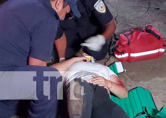 Joven lesionada tras estrellarse contra un árbol en la pista Suburbana, en Managua