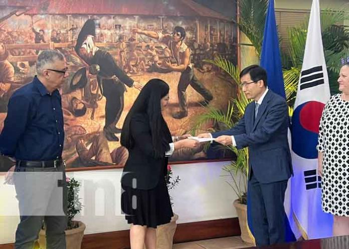 Foto: Embajador de Corea presenta copias de estilo ante el Gobierno de Nicaragua / TN8