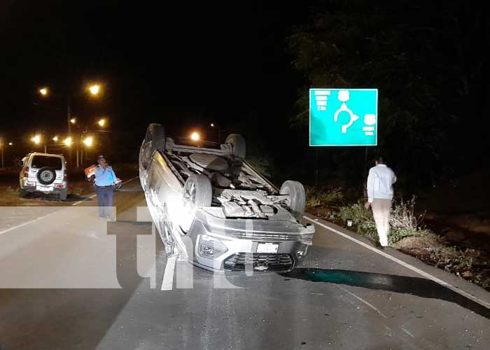 Managua: Carro termina volcado tras impactar contra terrón de tierra cerca de Ciudad Belén