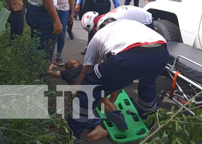Chavalo agarra motocicleta sin permiso solo para estrellarse contra un poste en Managua