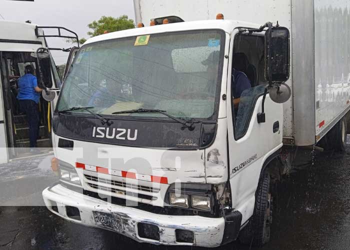 Foto: Conductor ebrio protagoniza accidente en semáforos de la Robelo, Managua / TN8