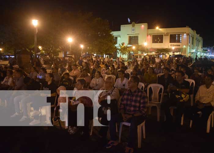Foto: Familias de León se reúnen para vivir una noche llena de cultura / TN8