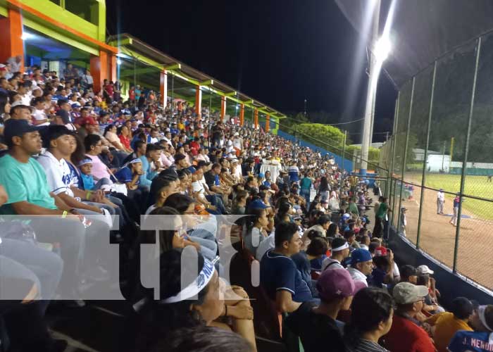 Familias disfrutan del primer juego de la serie internacional de béisbol en Rivas