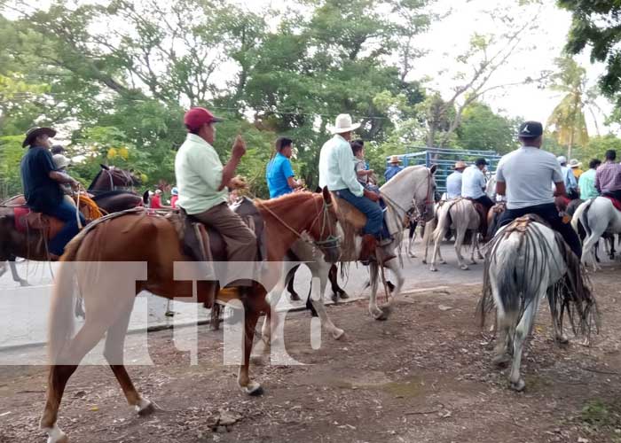 Alegre cabalgata en honor a Santa Ana en Ometepe