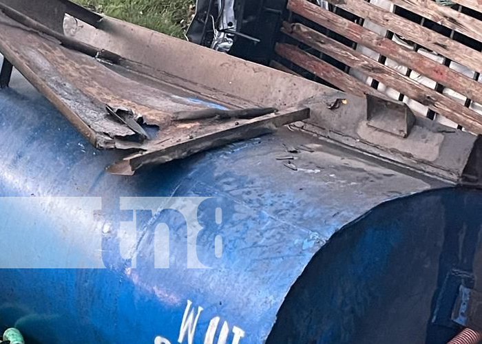 Tres lesionados en violento choque entre una cisterna y un microbús en Chontales