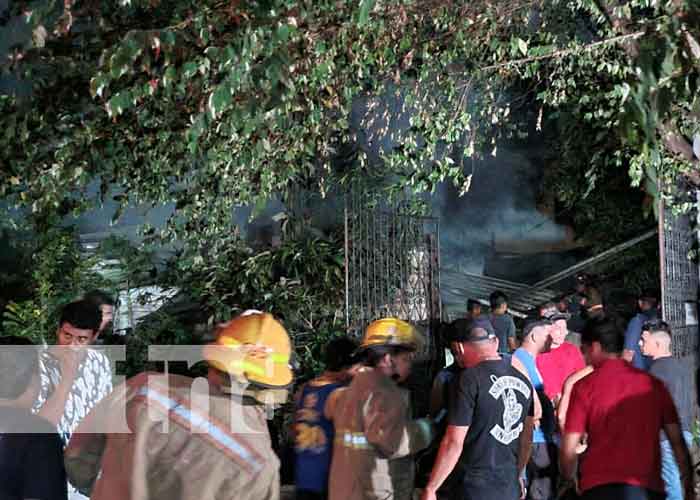 Foto: Incendio consume una vivienda y deja a otra con daños parciales en el barrio René Cisneros / TN8