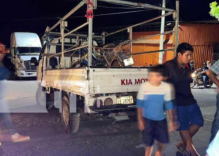 otociclistas lesionados al impactar contra un camioncito en Juigalpa