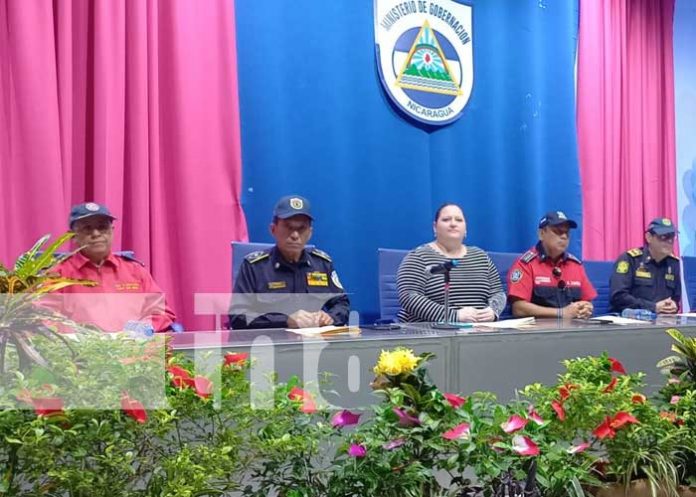 Foto: Reciben diplomas 40 nuevos bomberos que servirán en estaciones en Nicaragua / TN8