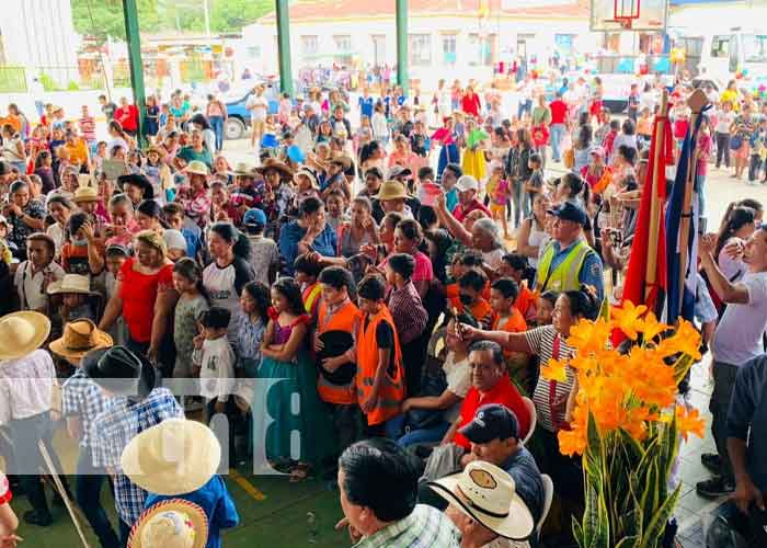 Foto: Celebran a la niñez con tradicional desfile de caballitos de palo en Somoto, Madriz / TN8