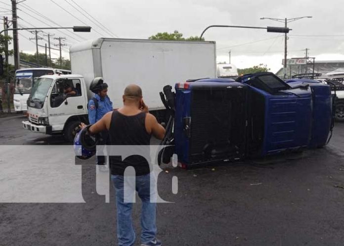 Foto: Conductor ebrio protagoniza accidente en semáforos de la Robelo, Managua / TN8